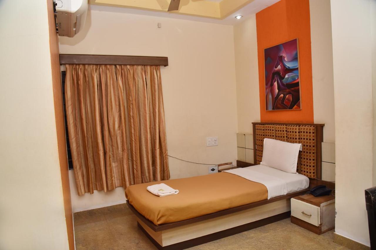 Ashlesh Hotel Manipal Exterior foto