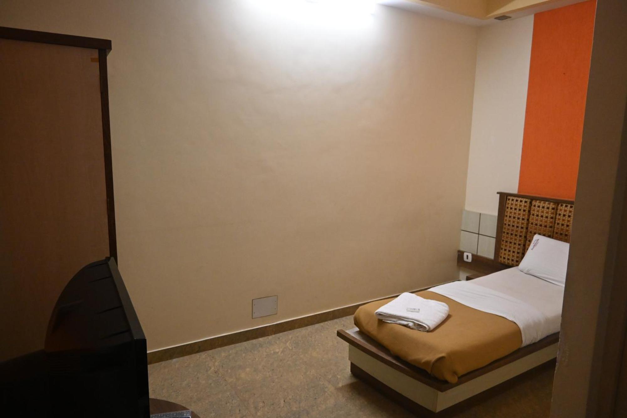 Ashlesh Hotel Manipal Exterior foto