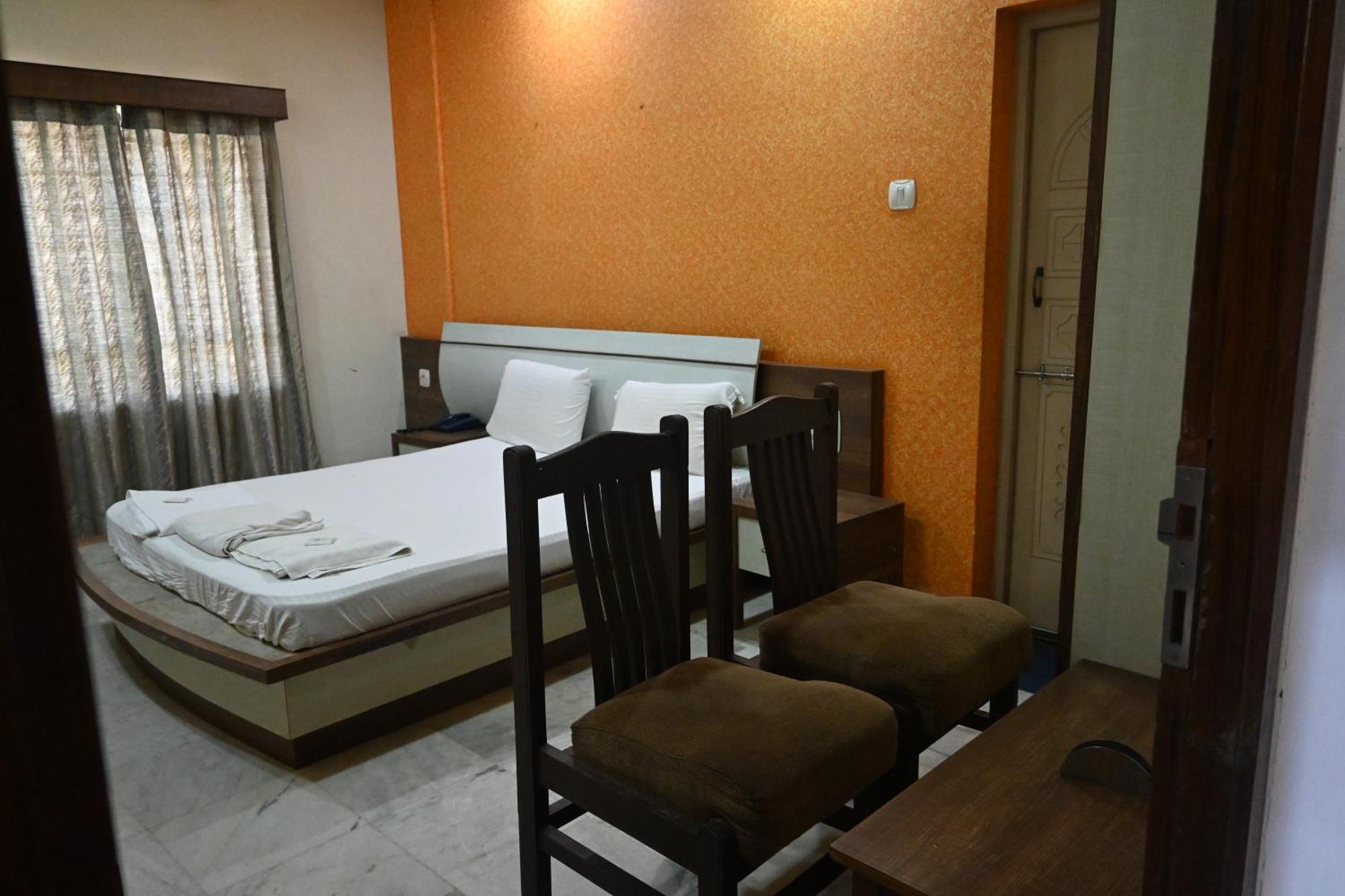 Ashlesh Hotel Manipal Exterior foto